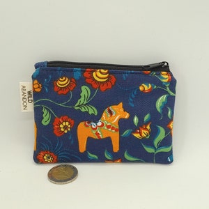 Porte-monnaie bleu Dala Horse - petite pochette zippée - cadeau pour amateur de chevaux suédois - porte-cartes de crédit - accessoires de voyage mignons - fermeture éclair en coton noir