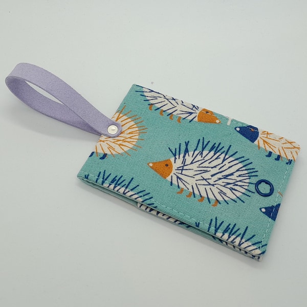 Étiquette à bagage bleu hérisson - joli cadeau d'accessoires de voyage - jeu de passeport assorti - porte-cartes bagage valise - cuir végétalien violet