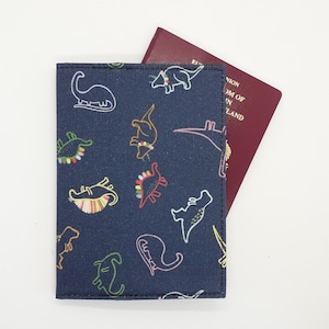 Paspoortomslag neon dinosaurussen - schattige paspoorthouder - genderneutrale reisaccessoires - cadeau voor eerste paspoort kind reiziger