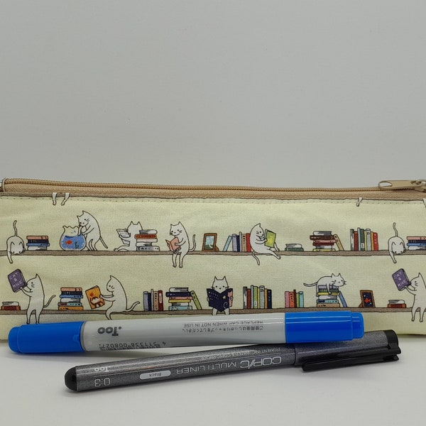 Étui à crayons Library Cats - Mignon kawaii japonais - Fournitures scolaires et universitaires - Stylos de papeterie - Cadeau pour amoureux des chats - Petite pochette zippée