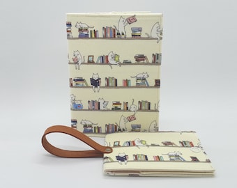 Set de viaje Library Cats: Funda para pasaporte y etiqueta para equipaje