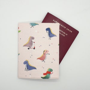 Playful Dinosaurs paspoorthoes roze - schattig paspoortetui - reisaccessoires - cadeau voor kind reiziger eerste paspoort - katoen