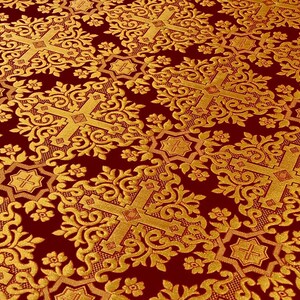 Pu&ograve; includere: Primo piano di un tessuto bordeaux con un motivo ripetuto di croci dorate, elementi floreali e disegni a forma di stella. Il tessuto ha un aspetto strutturato e una leggera lucentezza, creando un aspetto ricco e ornato. Ideale per usi religiosi o decorativi.