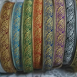 Puede incluir: Una colección de 10 cintas de adorno de diferentes colores con un patrón metálico dorado. Las cintas tienen aproximadamente 2,5 cm de ancho y un diseño de cruz decorativo.