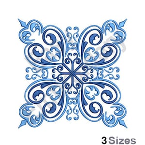 Puede incluir: Patrón de bordado floral intrincado azul y blanco. Este diseño está disponible en tres tamaños.