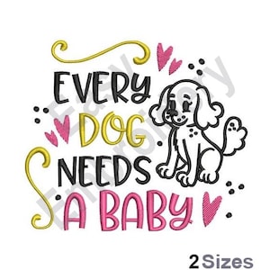 Pode incluir: Design bordado com um cão de desenho animado fofo com o texto "Every Dog Needs a Baby" em letras amarelas e rosa. O design inclui corações e espirais.