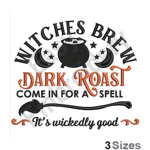 Op de afbeelding: Zwart en oranje borduurwerk met een ketel, sterren, een halve maan en de tekst "Witches Brew Dark Roast Come in for a Spell It's wickedly good".