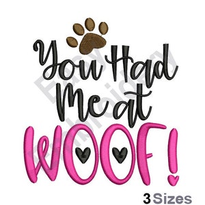 Può includere: Design ricamato con il testo "You Had Me At Woof!" in nero e rosa con un'impronta di zampa marrone sopra il testo e due cuori rosa all'interno della parola "Woof!"