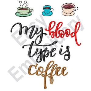 Könnte beinhalten: Eine schwarze und rote Grafik mit dem Text "My blood type is coffee" in einer kursiv geschriebenen Schrift. Über dem Text befinden sich drei Comic-Kaffeebecher, einer davon mit aufsteigendem Dampf.