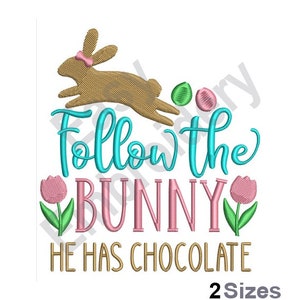 Puede incluir: Diseño bordado con un conejo marrón saltando con huevos de Pascua rosas y verdes. El texto "Follow the Bunny He Has Chocolate" está escrito en turquesa y rosa. El diseño está disponible en dos tamaños.