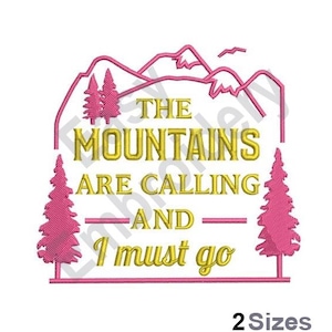 Puede incluir: Diseño de bordado en rosa y dorado con montañas, árboles y el texto "The Mountains Are Calling And I Must Go".