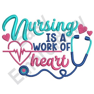 Könnte beinhalten: Das Wort "Nursing" in blaugrüner Kursivschrift mit einem rosa Herzen und einer Herzschlaglinie darunter. Der Text "is a work of heart" befindet sich unter dem Herzen. Ein blaues Stethoskop befindet sich auf der rechten Seite des Bildes.
