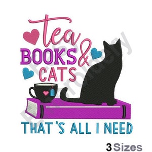 Può includere: Disegno ricamato con un gatto nero seduto su un libro viola con una tazza di tè e il testo "tea books & cats that's all i need".