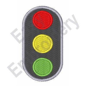 Puede incluir: Un semáforo con tres luces: roja, amarilla y verde. Las luces están en línea vertical, con la luz roja en la parte superior, la luz amarilla en el medio y la luz verde en la parte inferior.