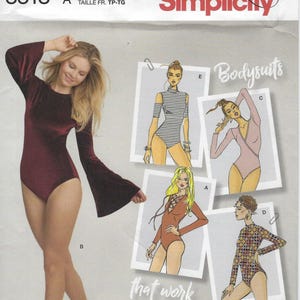 K&ouml;nnte beinhalten: Simplicity Schnittmuster Nummer 8513 f&uuml;r Bodys. Das Schnittmuster beinhaltet f&uuml;nf verschiedene Stile: ein burgunderfarbener Body mit Glocken&auml;rmeln, ein gestreifter Body mit Cold-Shoulder-&Auml;rmeln, ein rosa Body mit Wickel-Ausschnitt, ein brauner Body mit Schn&uuml;rung vorne und ein mehrfarbiger Body mit hohem Kragen. Das Schnittmuster wurde in den USA entworfen und gedruckt.