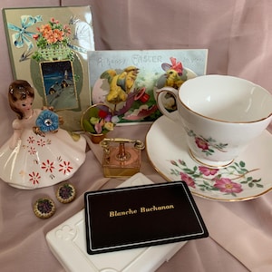 Heure du thé rose. Tasse et soucoupe, bibelots en laiton, figurine d'anniversaire, cartes postales anciennes, petite pointe, cartes à jouer. Livraison gratuite.