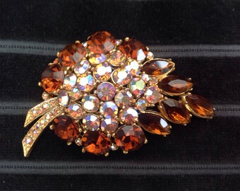 Attractive leaf brooch with bronze and multicolour stones