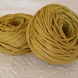 Peut inclure: Deux bobines de cordon de papier jaune, un type de ficelle fabriqu&eacute;e &agrave; partir de papier recycl&eacute;. Le cordon est torsad&eacute; et a un aspect naturel et rustique.