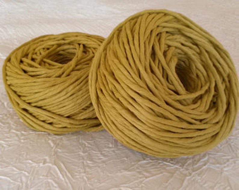 Peut inclure: Deux bobines de cordon de papier jaune, un type de ficelle fabriqu&eacute;e &agrave; partir de papier recycl&eacute;. Le cordon est torsad&eacute; et a un aspect naturel et rustique.