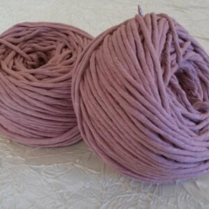 Peut inclure: Deux bobines de cordon en coton rose poussi&eacute;reux.