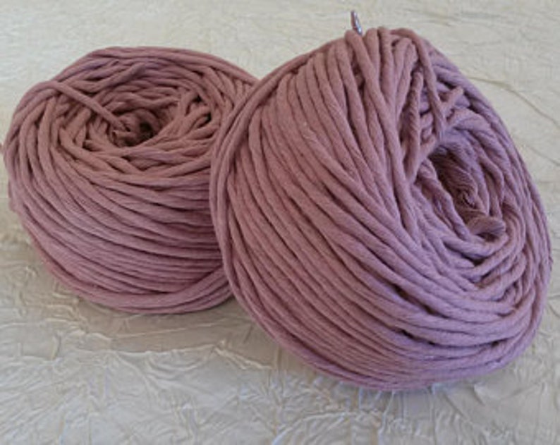 Peut inclure: Deux bobines de cordon en coton rose poussi&eacute;reux.