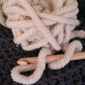 Laine XXL à tricoter, pure laine vierge mérinos jumbo/géant, laine mèche xxl naturelle, grosse pelote de laine mèche xxl écru, 250g/25m. image 4
