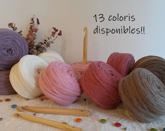 May include: A collection of yarn balls in various colors, including purple, white, pink, and brown, with wooden crochet hooks. The image also includes the text "13 coloris disponibles!!". Ideal for crafting and knitting projects.