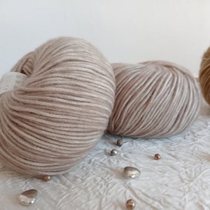 Lana vergine merino lavorata a maglia, gomitolo di lana fantasia in lana vergine merino, lana vergine merino, 50 g, 110 m. immagine 3
