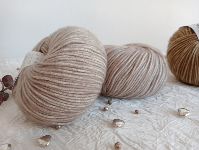 Lana vergine merino lavorata a maglia, gomitolo di lana fantasia in lana vergine merino, lana vergine merino, 50 g, 110 m. immagine 3