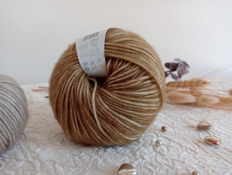 Lana vergine merino lavorata a maglia, gomitolo di lana fantasia in lana vergine merino, lana vergine merino, 50 g, 110 m. immagine 4