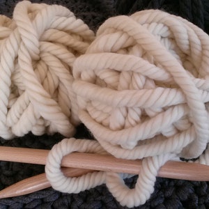 Laine XXL à tricoter, pure laine vierge mérinos jumbo/géant, laine mèche xxl naturelle, grosse pelote de laine mèche xxl écru, 250g/25m. image 2