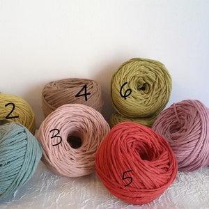 Peut inclure: Dix pelotes de corde en coton de diff&eacute;rentes couleurs, notamment vert, marron, rose, rouge et violet. Les pelotes sont num&eacute;rot&eacute;es de 1 &agrave; 7.
