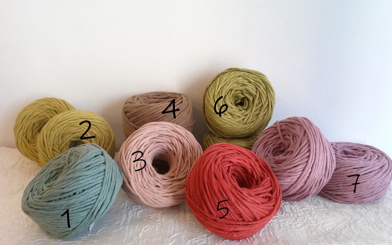 Peut inclure: Dix pelotes de corde en coton de diff&eacute;rentes couleurs, notamment vert, marron, rose, rouge et violet. Les pelotes sont num&eacute;rot&eacute;es de 1 &agrave; 7.