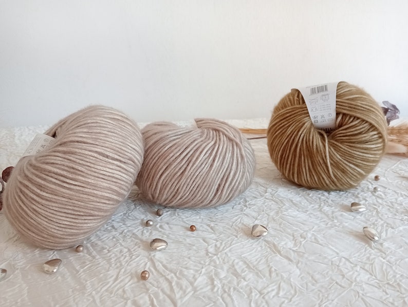 Lana vergine merino lavorata a maglia, gomitolo di lana fantasia in lana vergine merino, lana vergine merino, 50 g, 110 m. immagine 1