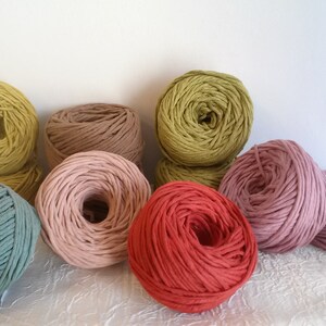 Peut inclure: Un assortiment de huit pelotes de laine de diff&eacute;rentes couleurs, dont le vert, le marron, le rose, le rouge et le bleu. La laine est en coton et est id&eacute;ale pour le crochet ou le tricot.
