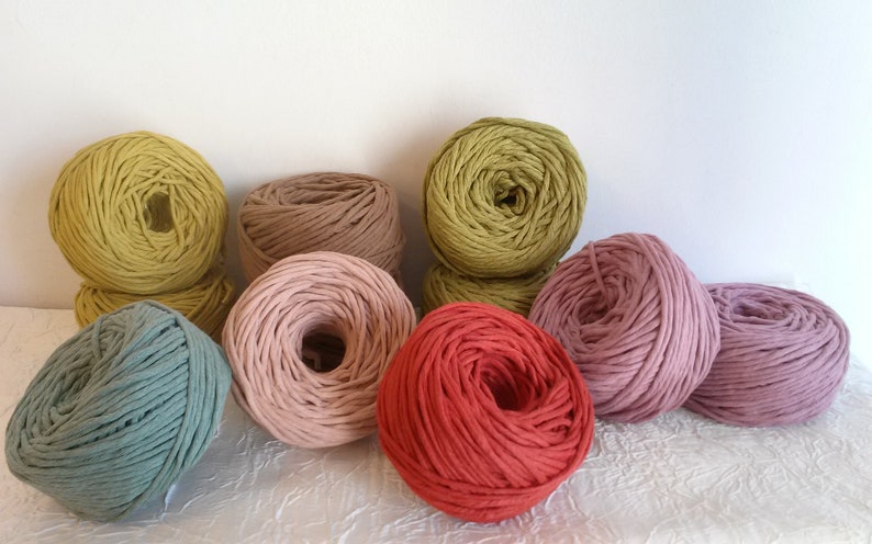 Peut inclure: Un assortiment de huit pelotes de laine de diff&eacute;rentes couleurs, dont le vert, le marron, le rose, le rouge et le bleu. La laine est en coton et est id&eacute;ale pour le crochet ou le tricot.