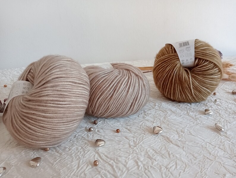 Lana vergine merino lavorata a maglia, gomitolo di lana fantasia in lana vergine merino, lana vergine merino, 50 g, 110 m. immagine 2