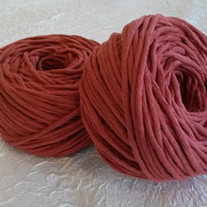 Peut inclure: Deux bobines de corde en coton rouge &eacute;paisse. La corde est faite de fibres naturelles et a un aspect rustique et textur&eacute;.