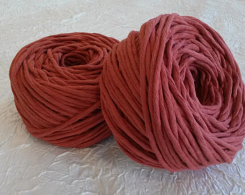 Peut inclure: Deux bobines de corde en coton rouge &eacute;paisse. La corde est faite de fibres naturelles et a un aspect rustique et textur&eacute;.
