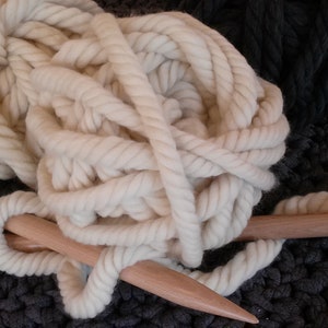 Laine XXL à tricoter, pure laine vierge mérinos jumbo/géant, laine mèche xxl naturelle, grosse pelote de laine mèche xxl écru, 250g/25m. image 1