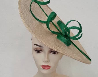 Fascinator aus Sisal in Naturgold und Tannengrün, Hochzeitszeremonie, „Envolée Arabesques Liana“, Sonderanfertigung, Sonderanfertigung