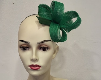 Green wedding fascinator, in sisal and feather, “Noeud Folie Double” shape, custom made item, custom made item