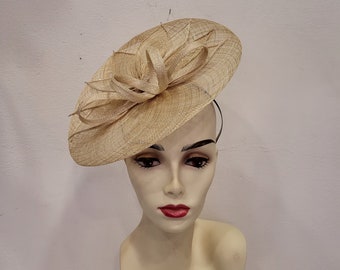 Hochzeits-Fascinator aus natürlichem Goldlamé, Form „Bouquet aus Blättern und Federn“ aus Sisal, Hochzeit, maßgeschneiderter Artikel, maßgeschneiderter Artikel