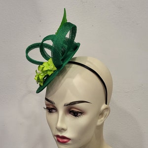 Groene bruiloft fascinator, in sisal en veren, JASMIN vorm, op maat gemaakt item, op maat gemaakt item afbeelding 5