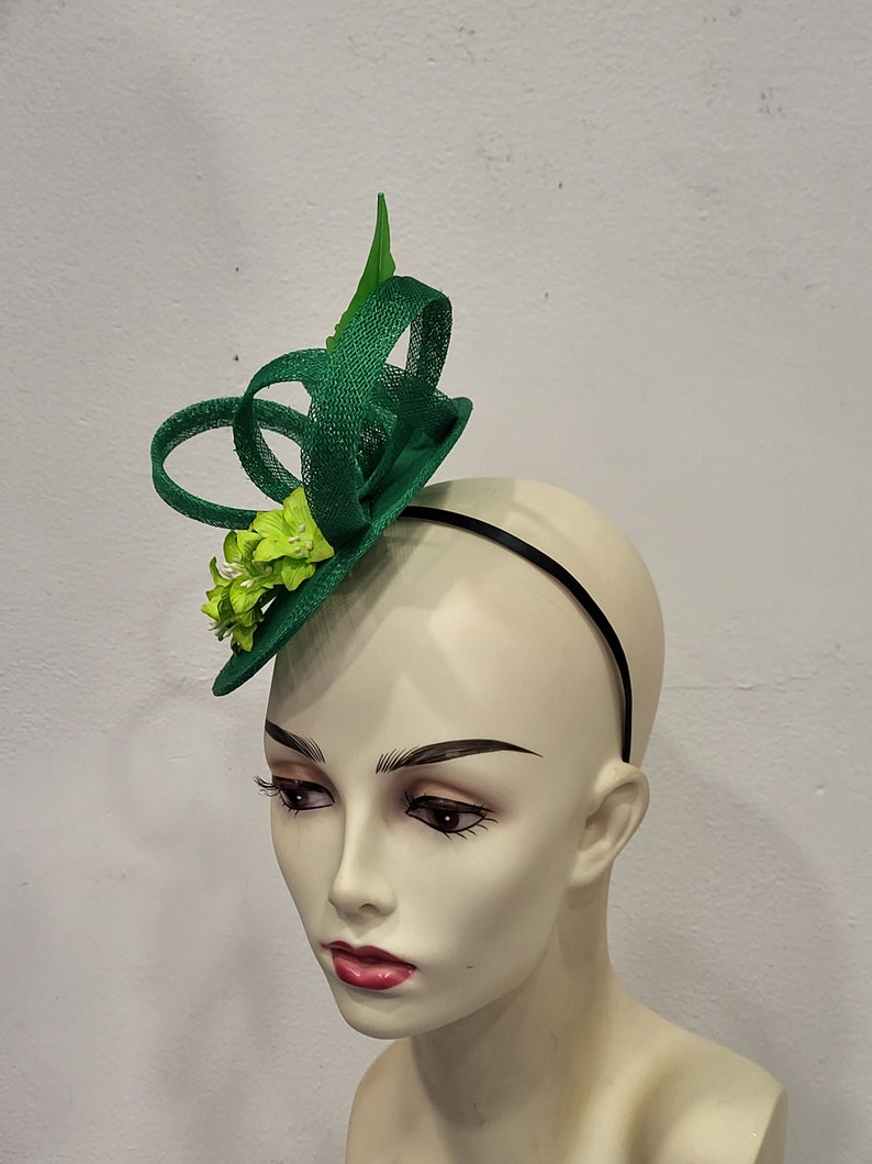 Groene bruiloft fascinator, in sisal en veren, JASMIN vorm, op maat gemaakt item, op maat gemaakt item afbeelding 5