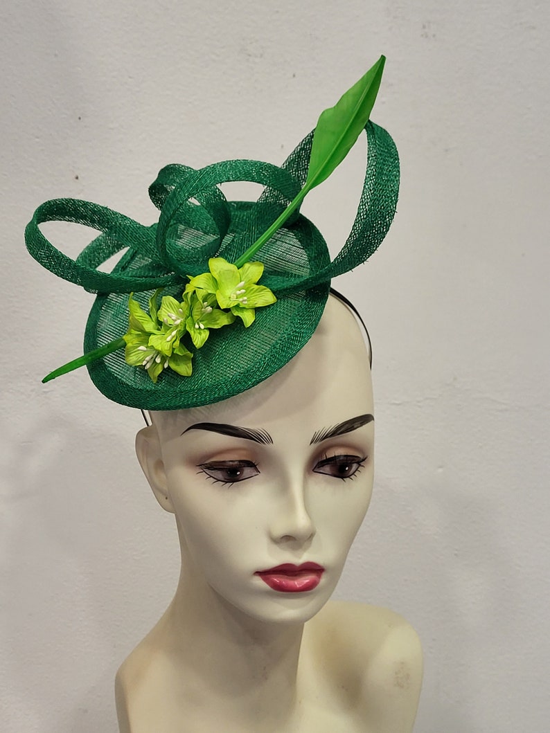 Groene bruiloft fascinator, in sisal en veren, JASMIN vorm, op maat gemaakt item, op maat gemaakt item afbeelding 2