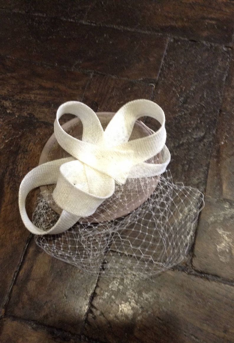 Bibi voilette mariage en sisal taupe et blanc cassé, forme noeud élégant, article fabriqué sur mesure, custom made item image 3
