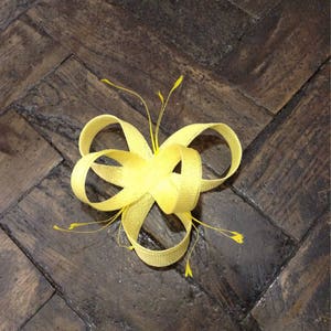 Wedding fascinator in lemon yellow sisal, “feathers and bow” model, custom made item, custom made item