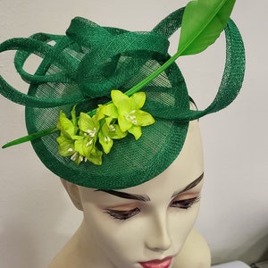 Groene bruiloft fascinator, in sisal en veren, JASMIN vorm, op maat gemaakt item, op maat gemaakt item afbeelding 6