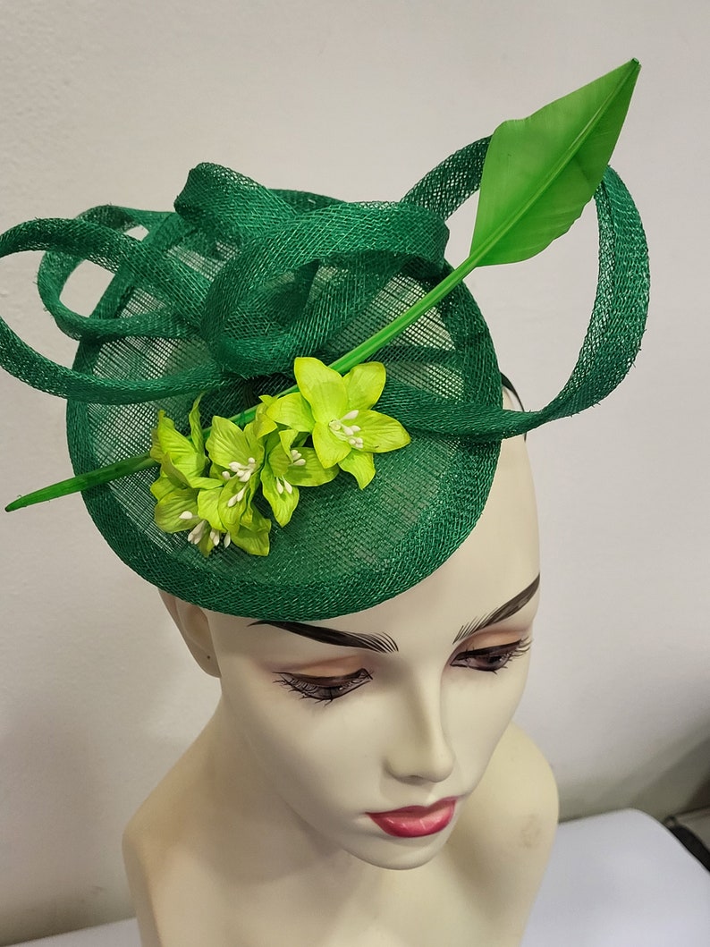 Groene bruiloft fascinator, in sisal en veren, JASMIN vorm, op maat gemaakt item, op maat gemaakt item afbeelding 6